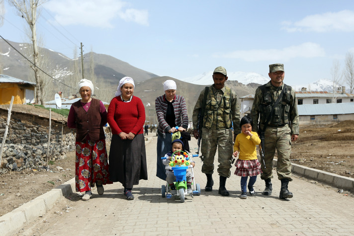 Yayla hayatının ardından Ulupamir köyünde yerleşik hayata geçtikleri ilk yıllarda tarım ve hayvancılıkla uğraşan Kırgız Türkleri, bölgede yaşanan terör olayları nedeniyle hem ülkenin hem de köylerinin güvenliğini sağlamak amacıyla 1987 yılında geçici köy korucusu oldu.